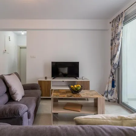 Brightly Lit 1- Br In Apartment