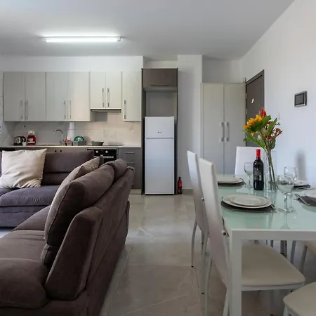 Apartment Brightly Lit 1- Br In