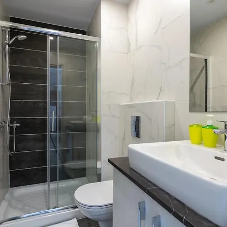 Apartment Brightly Lit 1- Br In Larnaca