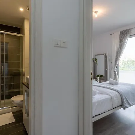 Brightly Lit 1- Br In Apartment *