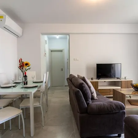 Apartment Brightly Lit 1- Br In Larnaca