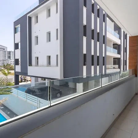 Apartment Brightly Lit 1- Br In Larnaca