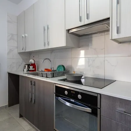 Apartment Brightly Lit 1- Br In *