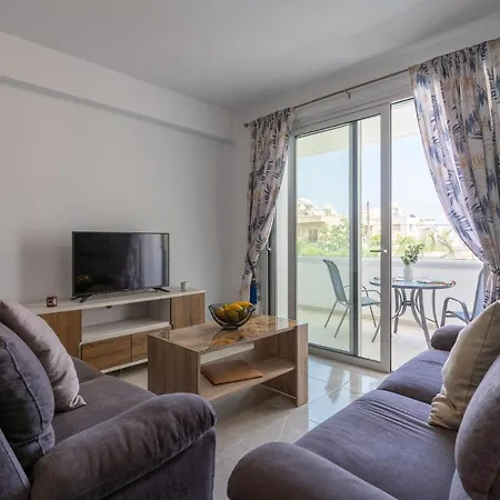 Brightly Lit 1- Br In Lárnaka
